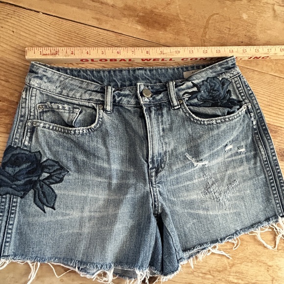 ALLSAINTS Pam Rose Embroidered Cutoff Denim Shorts Size 27 - Picture 7 of 9